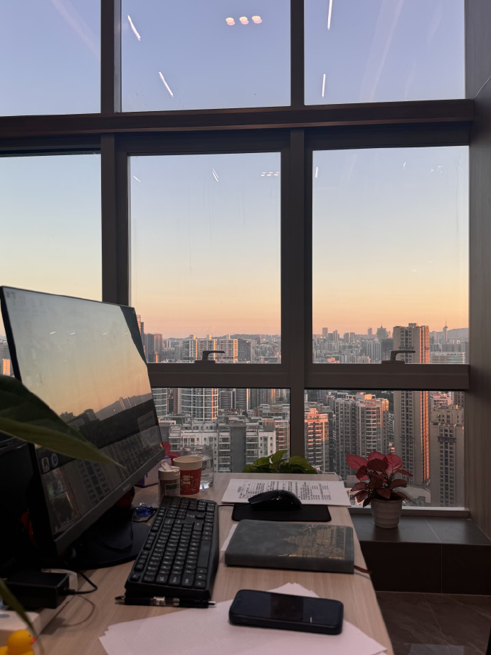 BrianBarrack's tweet photo. Just stared at the ceiling for 10 minutes. Productivity level: zero. Relaxation level: 1000. Perfect mid-week pick-me-up. https://t.co/eNUBwT9jNw
