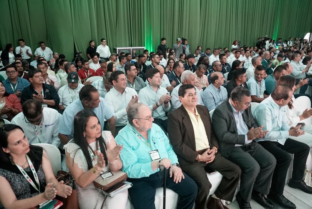 TommyZambranoM's tweet photo. 🌴 El desarrollo del campo también impulsa el crecimiento de Honduras.

Hoy acompañamos a los productores en el II Congreso de Palmicultores de Honduras, un espacio para escuchar, dialogar y fortalecer un sector que genera empleo, inversión y oportunidades para miles de familias hondureñas.

Seguiremos promoviendo iniciativas que respalden la producción nacional y el desarrollo económico del país. 🇭🇳