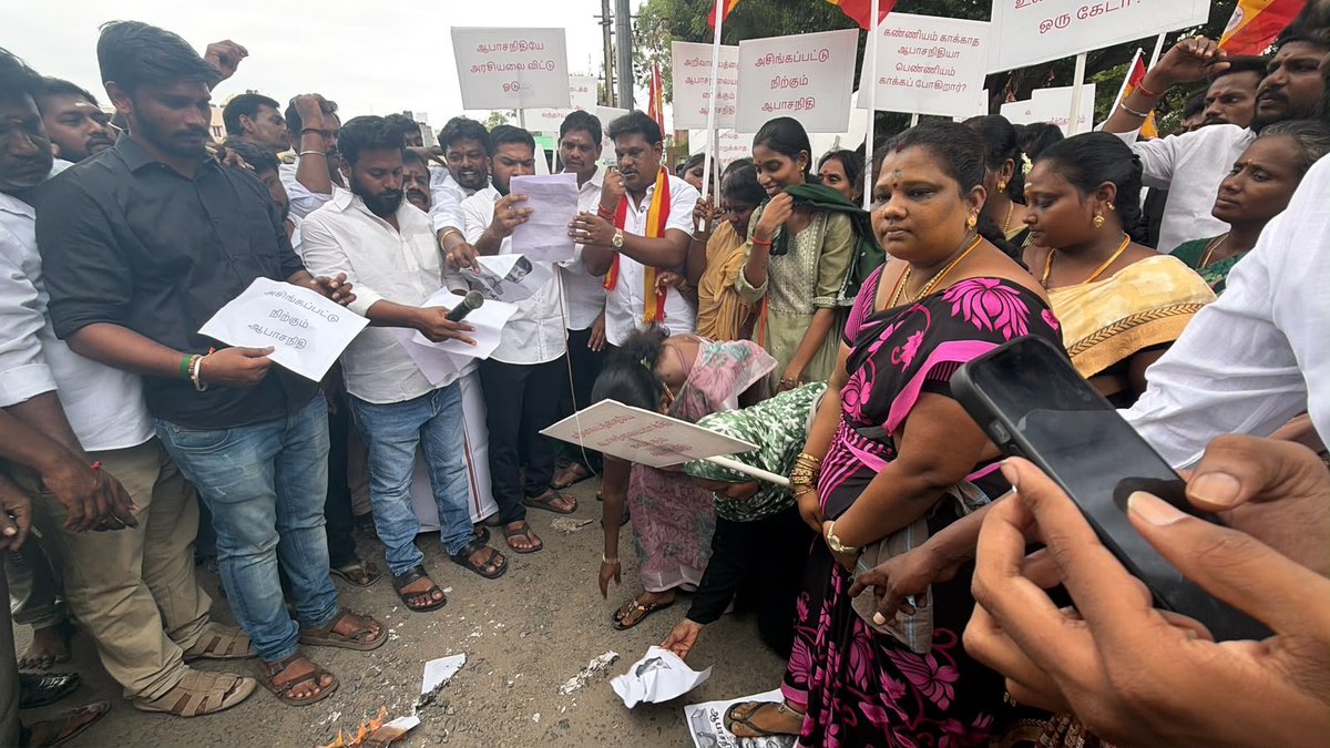 TVKGopison's tweet photo. அவதூறு பேச்சுக்கு அஞ்சமாட்டோம்!மதுரையில் திரண்ட மகளிர் படை
தஞ்சாவூரில் நடைபெற்ற திமுக கூட்டத்தில்,தமிழக முதல்வர் மாண்புமிகு தளபதி திரு.ஜோசப் விஜய் அவர்களைப் பற்றி எதிர்க்கட்சித் தலைவர் உதயநிதி ஸ்டாலின் அவர்கள் பேசிய நாகரிகமற்ற,பொறுப்பற்ற மற்றும் இழிவான சொற்களைக் கண்டித்து 
(1/4) https://t.co/6z5fUOKdyw