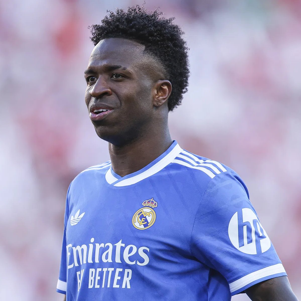 TouchlineX's tweet photo. 🚨 𝗡𝗘𝗪: Vinícius Jr has told his agents that he wants to STAY at Real Madrid.

🗣️ "Sort everything out as soon as possible. I want to stay."

The Brazilian has no interest in joining another club and only wants to continue at Real Madrid.

— @COPE https://t.co/DbJ4qAWXhP