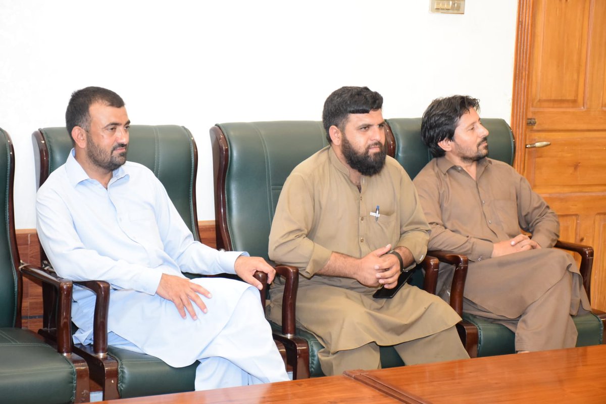 dc_mohmand's tweet photo. حکومت خیبرپختونخوا کے گڈ گورننس پروگرام "عوامی ایجنڈا" کے تحت ڈپٹی کمشنر مہمند کیپٹن (ر) بلال شاہد راؤ نے علاقے کے معززین و قبائلی عمائدین سے ملاقات کی اور ان کے مسائل اور شکایات سنیں۔ ڈپٹی کمشنر نے مسائل کو تفصیل سے سنا، متعلقہ محکموں کو حل کے لیے ہدایات جاری کیں. https://t.co/s5ilhLthIG