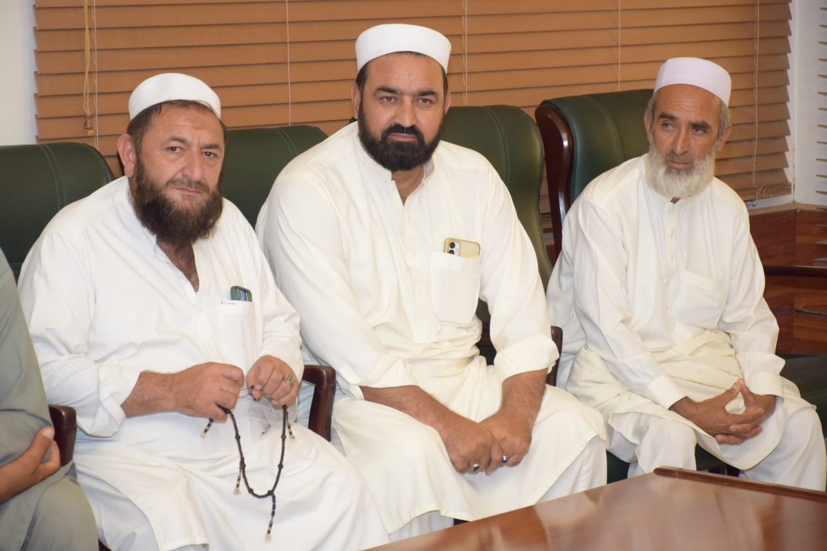 dc_mohmand's tweet photo. حکومت خیبرپختونخوا کے گڈ گورننس پروگرام "عوامی ایجنڈا" کے تحت ڈپٹی کمشنر مہمند کیپٹن (ر) بلال شاہد راؤ نے علاقے کے معززین و قبائلی عمائدین سے ملاقات کی اور ان کے مسائل اور شکایات سنیں۔ ڈپٹی کمشنر نے مسائل کو تفصیل سے سنا، متعلقہ محکموں کو حل کے لیے ہدایات جاری کیں. https://t.co/s5ilhLthIG
