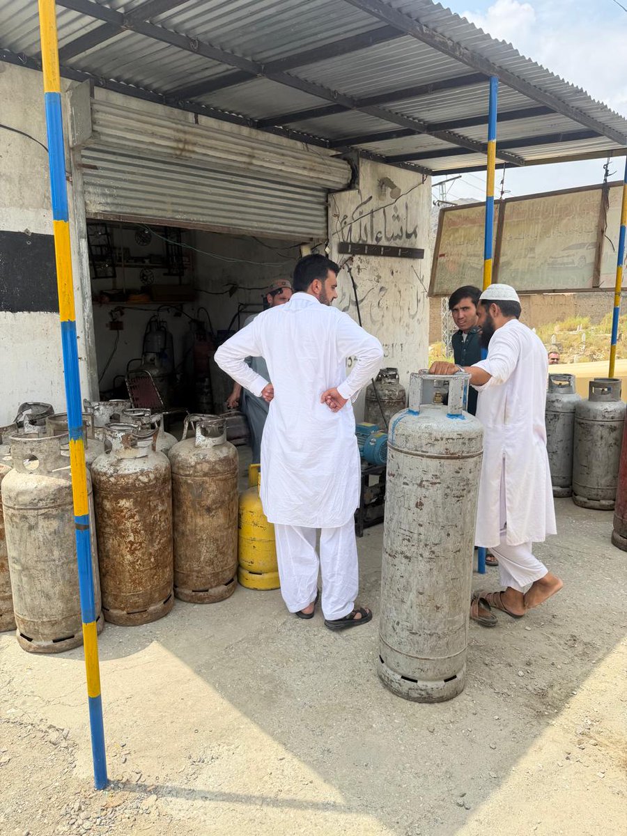 dc_mohmand's tweet photo. اپر مہمند سب ڈویژن اور بائیزئی سب ڈویژن کے اسسٹنٹ کمشنرز،  نائب تحصیلدار حلیم زئی، نائب تحصیلدار امبار اور ڈسٹرکٹ فوڈ کنٹرولر (ڈی ایف سی) مہمند نے فیلڈ سٹاف کے ہمراہ اپنی اپنی تحصیلوں کے مختلف بازاروں کےدورے کیے اور دکانوں میں دستیاب اشیائے ضروریہ کا معائنہ. https://t.co/4ETkij0wLx