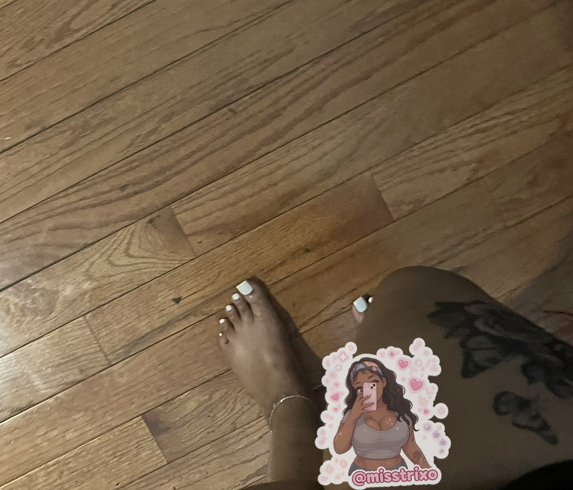 misstrixo's tweet photo. do you suck toes? i know you have a feet fetish loser🙈 https://t.co/LWgEJYD95l