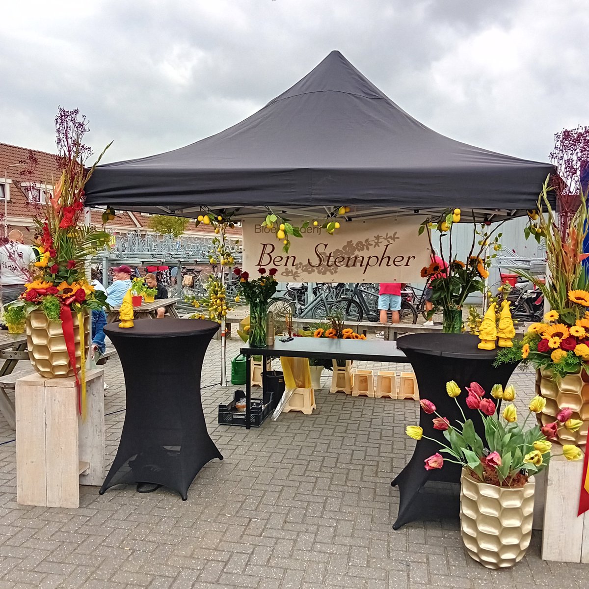 memorialgarden6's tweet photo. Traditie eerste competitiewedstrijd: 
Zaterdag vanaf 17.15 uur is er weer de mogelijkheid om bloemen tegen leggen bij de MG voor onze overleden supporters. 
Dit jaar zal Stempher Bloemen Colmschate en Samenlijn sieraden ook aanwezig zijn. Daarover deze week meer! 
#kowet #gaewil https://t.co/bOz6PXWRJV