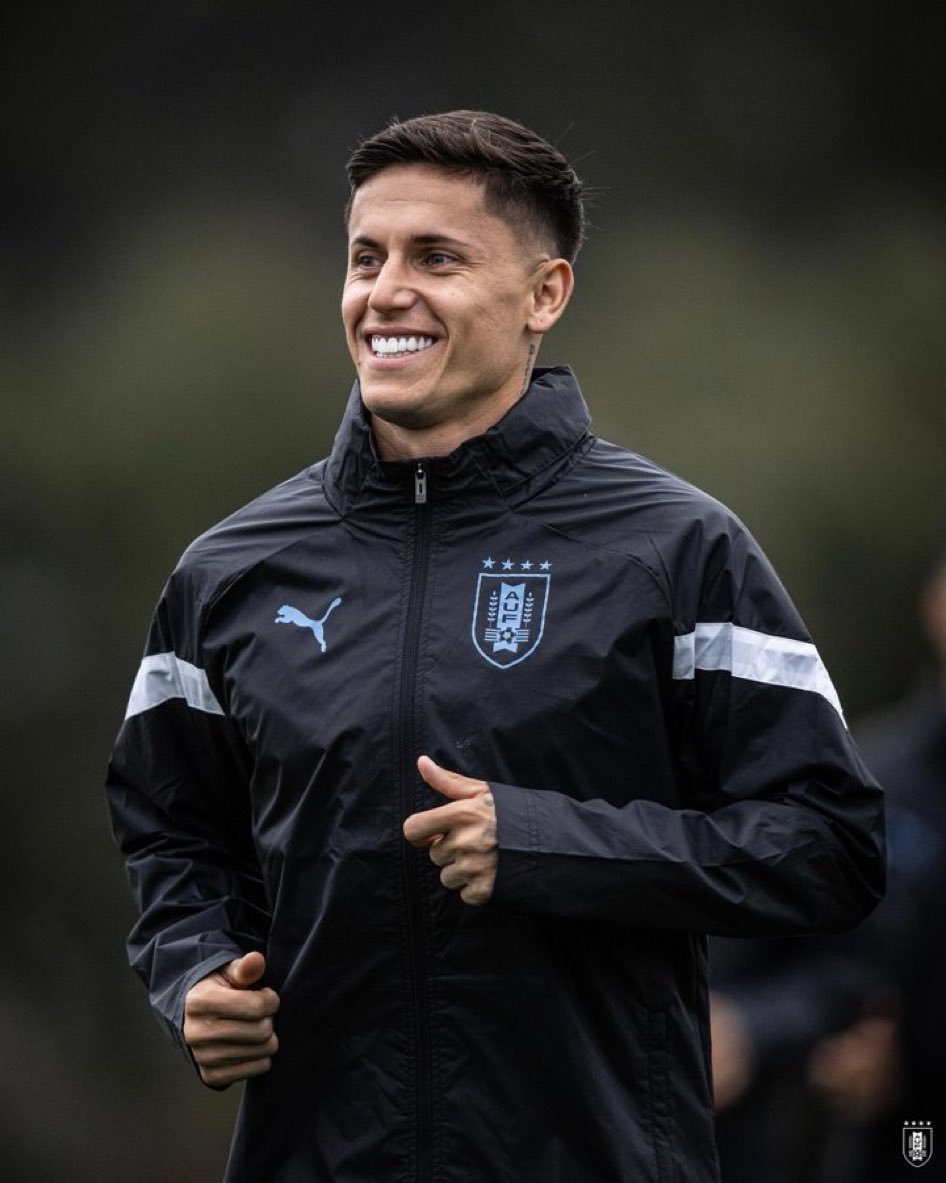 cabronazolider's tweet photo. Este cabron y zendejas llegan cargando al américa dese hace unos torneos pero nadie dice nada  o ustedes creen que es fácil cargar cuando tienes puros delanteros limitados y un medio campo de mierda https://t.co/GGslwalXAM