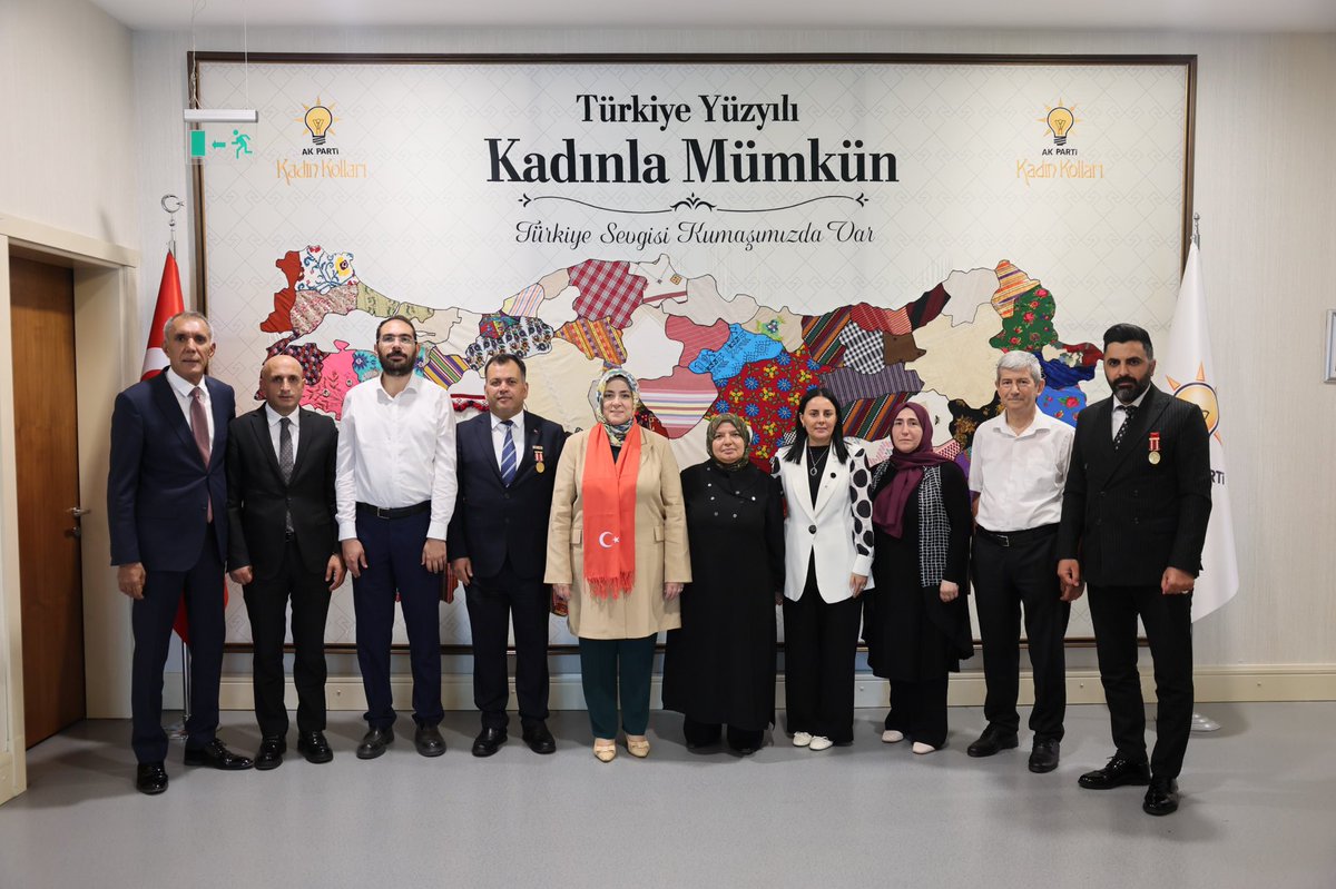 tugbaisikercan's tweet photo. 📍AK Parti Genel Merkez

İçişleri Bakanlığı Bakan Müşaviri Sn. Hatice Atan, Vatan Gazileri ve Şehit Yakınları Derneği Başkanı Sn. Yaşar Gücenmez ve Yönetim Kurulu Üyelerini Genel Merkezimizde ağırladık.

Değerli misafirlerimize ziyaretleri dolayısıyla teşekkür ediyorum.

@VatanGaziSehitD @hatice_atan73