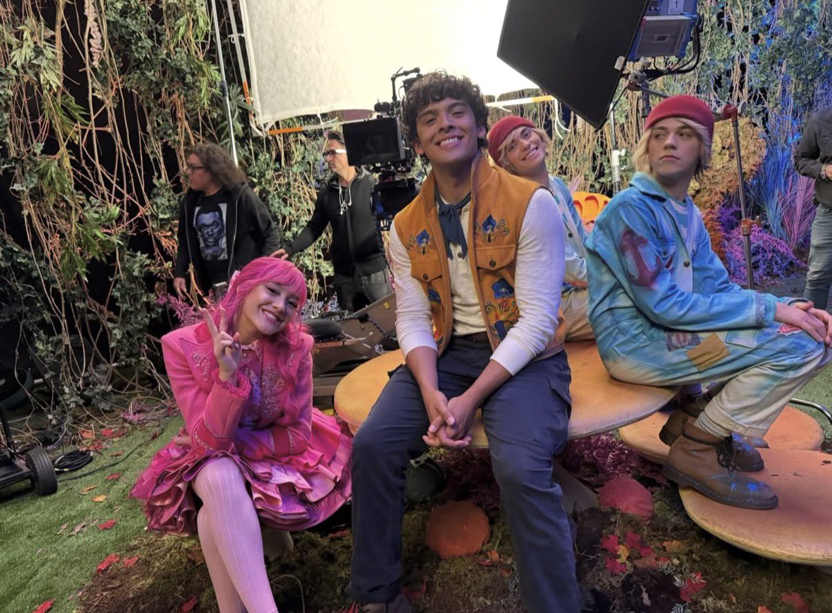 liamanisbrasil's tweet photo. 📸| Liamani nos bastidores de ‘DESCENDENTES: PAÍS DAS MARAVILHAS MALVADO’!!!🩷💫

Via @/ alexandrobyrd Instagram. https://t.co/MbdJNsYXSH