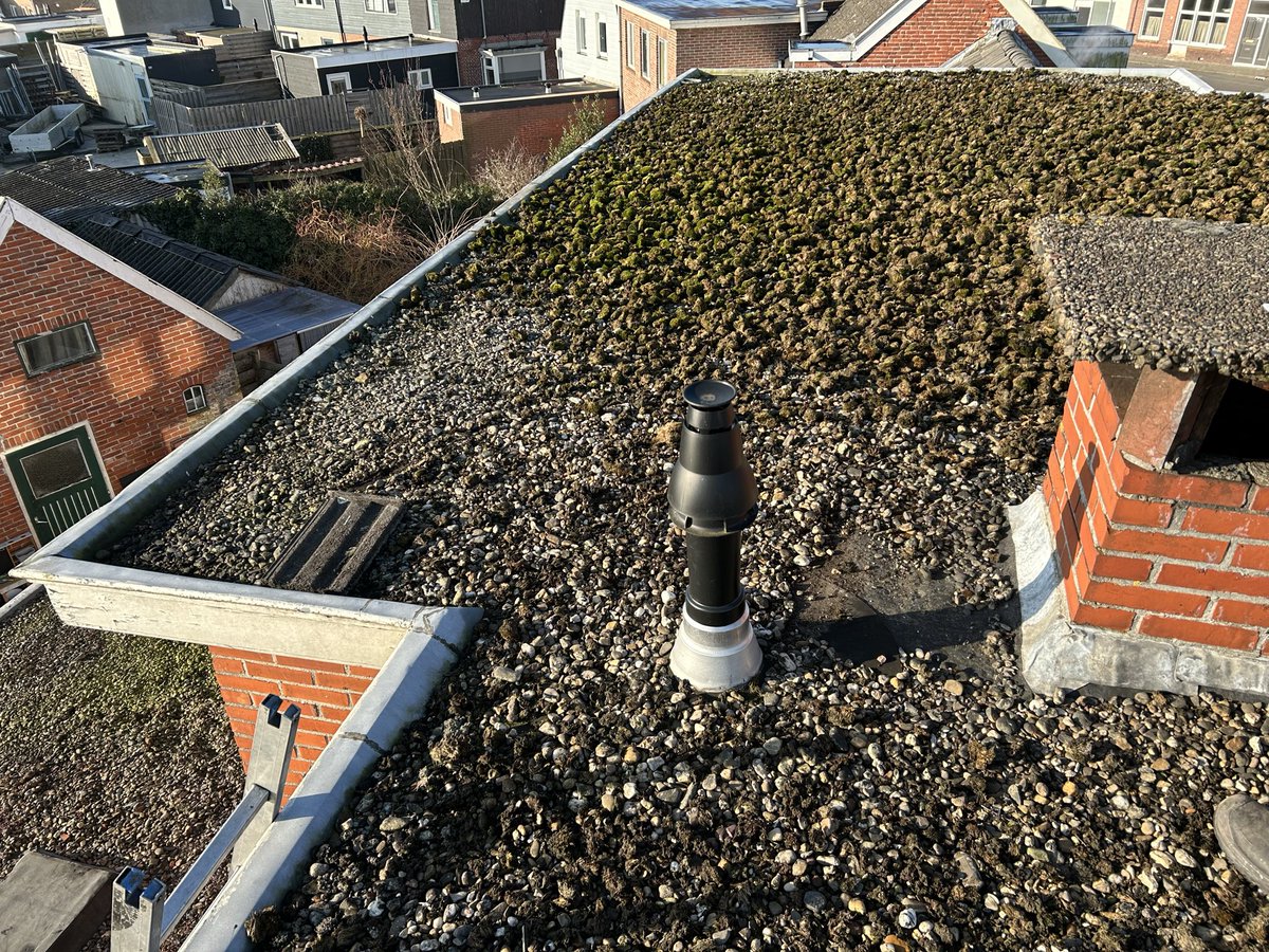 rasquert's tweet photo. Even het dak op… het lood van de schoorsteen en de rest van het dak heeft ook wat aandacht nodig binnenkort https://t.co/hn7OK8g7gO
