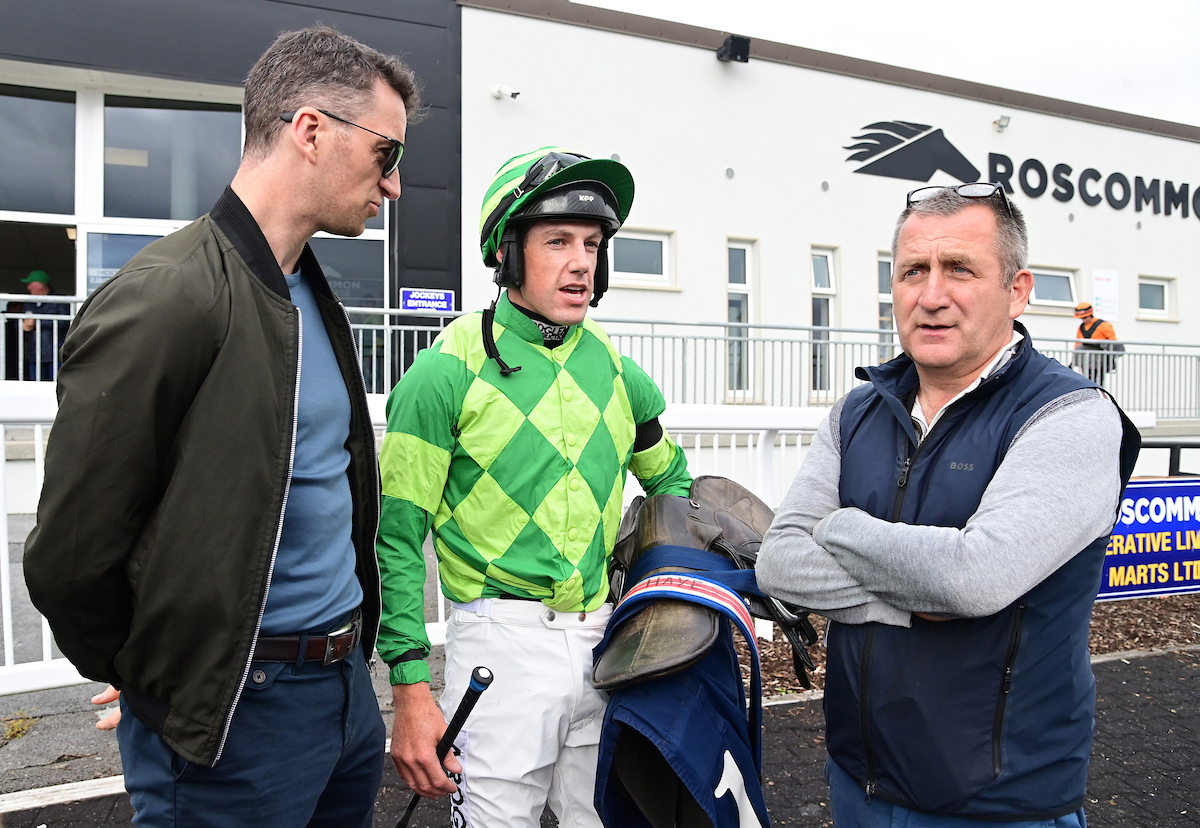 RoscommonRaces's tweet photo. Race 2 : The James Lohan Engineering Excellence Maiden Hurdle.

'Clay Pigeons' and Brian Hayes win for trainer Willie Mullins and owners Aisling Byrne, Paul Raleigh &amp; Matthew Cunningham. 🎉

📸 - Healy Racing. https://t.co/Rs4Ex1QU6y