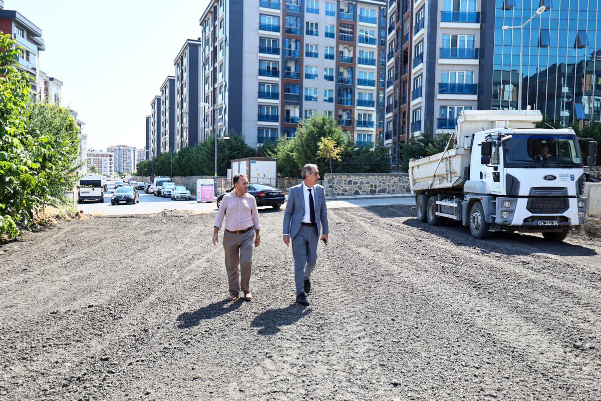 SilivriBel's tweet photo. Belediye Başkan Vekilimiz Yalçın Ekici, Yeni Mahalle 7035. Sokak'ta yürütülen yol yapım çalışmalarını yerinde inceleyerek ekiplerden çalışmaların son durumu hakkında bilgi aldı. https://t.co/xJe5vZcH7Q