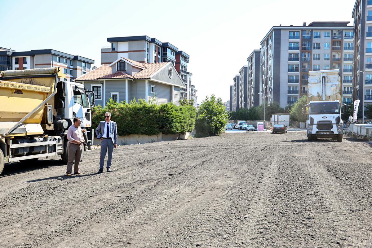 SilivriBel's tweet photo. Belediye Başkan Vekilimiz Yalçın Ekici, Yeni Mahalle 7035. Sokak'ta yürütülen yol yapım çalışmalarını yerinde inceleyerek ekiplerden çalışmaların son durumu hakkında bilgi aldı. https://t.co/xJe5vZcH7Q