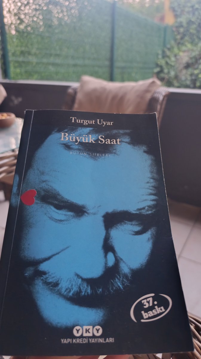 duygiworld's tweet photo. "...biliyoruz elbet neyi bölüştüğümüzü
göz göze bakışınca
Biliyoruz neyi bölüştüğümüzü.
Konuşmasak da."
Büyük Saat, Turgut Uyar https://t.co/E1NTW4kaOB