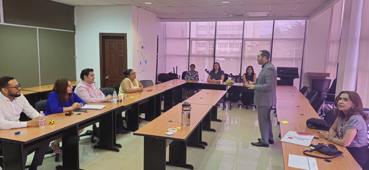 EscuelaHonduras's tweet photo. El @PJdeHonduras, a través de la #EJH, está desarrollando el Programa de Formación en Competencias Interpersonales, módulo V: Atención al usuario y gestión del tiempo, impartido por el Lcdo. Francisco Javier Gradiz Valladares, realizado en la ciudad de #TGU. https://t.co/67SyonbUeY
