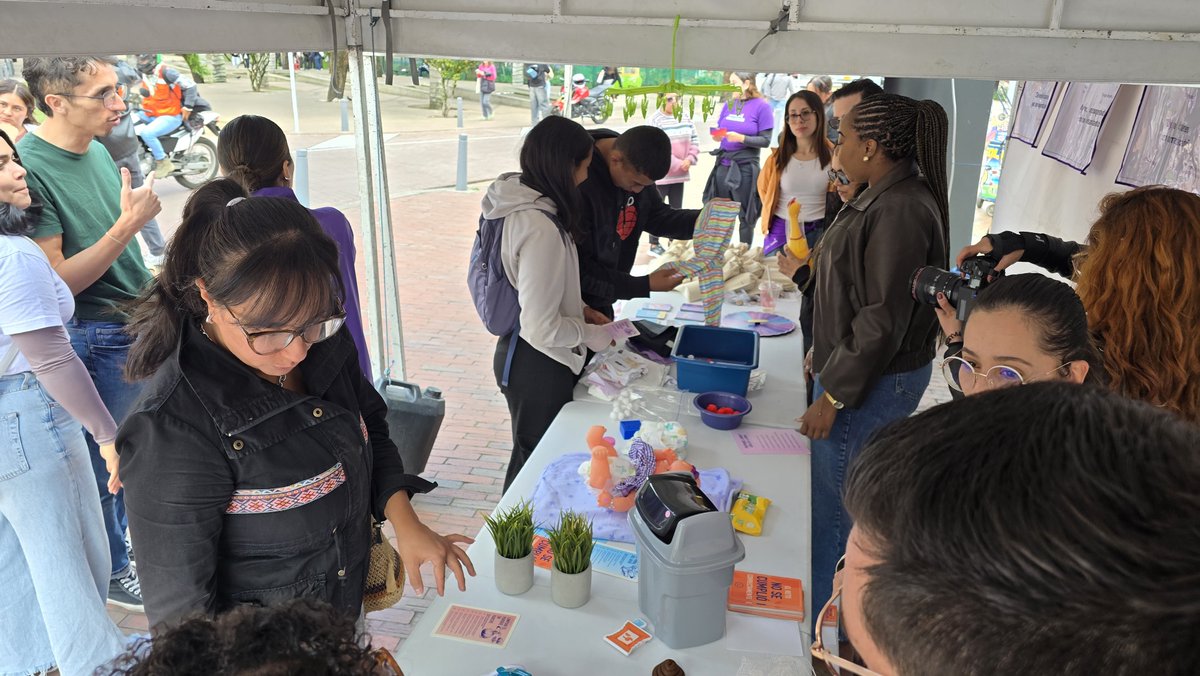 secredistmujer's tweet photo. Hoy, como parte de nuestra Estratregia de Transformaciones Culturales, realizamos el "Rally del Cuidado", una actividad pedagógica con la comunidad y aprendices del @SENAComunica en el centro de Bogotá. https://t.co/dAcKxlWf4j