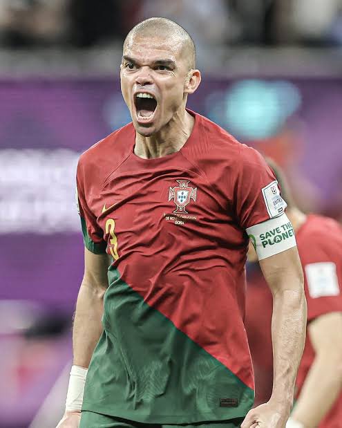 merttsoyluu's tweet photo. Pepe, dünyanın sayılı stoperlerinden biriydi, Real Madrid ve Portekiz Milli takımı kaptanı. biz bu adamı PSG’nin elinden almıştık, büyüklük mantalitemizi kavrayamayanların karar vericiler olması yıkıyor bizi.. https://t.co/FTOCy03LEw