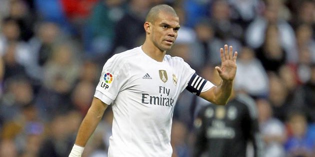 merttsoyluu's tweet photo. Pepe, dünyanın sayılı stoperlerinden biriydi, Real Madrid ve Portekiz Milli takımı kaptanı. biz bu adamı PSG’nin elinden almıştık, büyüklük mantalitemizi kavrayamayanların karar vericiler olması yıkıyor bizi.. https://t.co/FTOCy03LEw