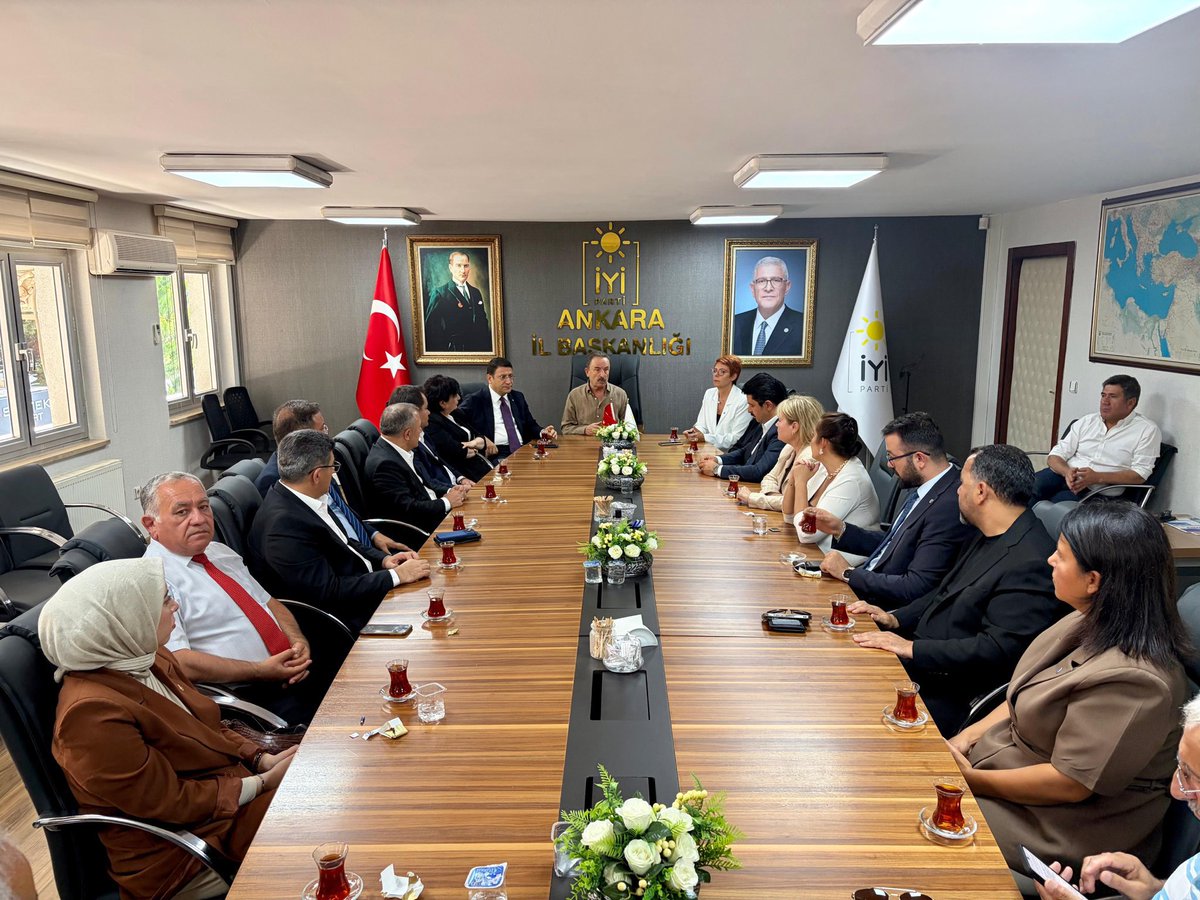 devaankarada's tweet photo. Ankara Mv. Sn. İdris Şahin, Ankara İl Başkanımız Sn. Elçin Gülören, Yeni Yol Kurucular Kurulu Üyesi Sn. Fatma Beslen, ilçe Başkanlarımız ve Ankara İl Yönetimi ile birlikte İYİ Parti Ankara İl Başkanı Sayın Dr. Yener Yıldırım’a nezaket ziyaretinde bulunduk.

Nazik ev sahipliği ve samimi sohbetleri için kendilerine teşekkür ediyor, çalışmalarında başarılar diliyoruz.

@YenerYILDIRIM06 @iyiparti