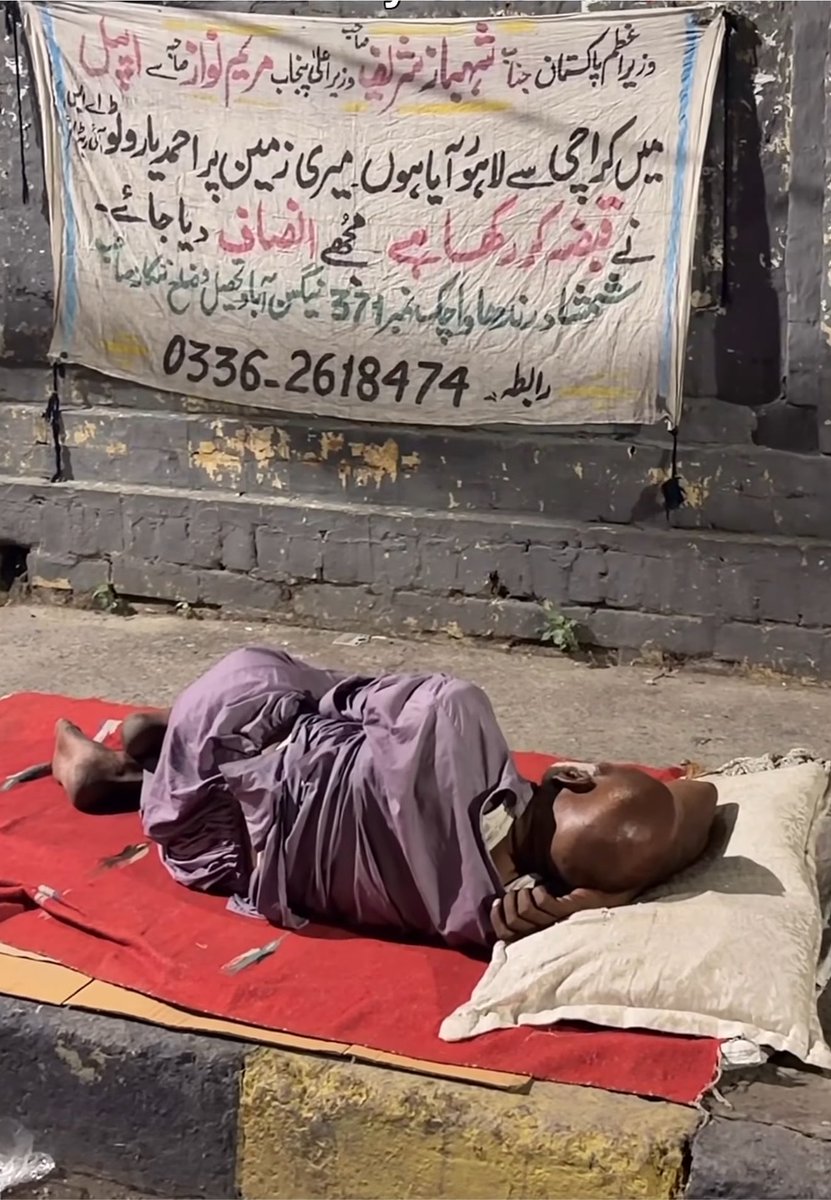 ArmedWithWords's tweet photo. This is heartbreaking! Can someone please help him? @MaryamNSharif @GovtofPakistan https://t.co/LhV5pvUTC1