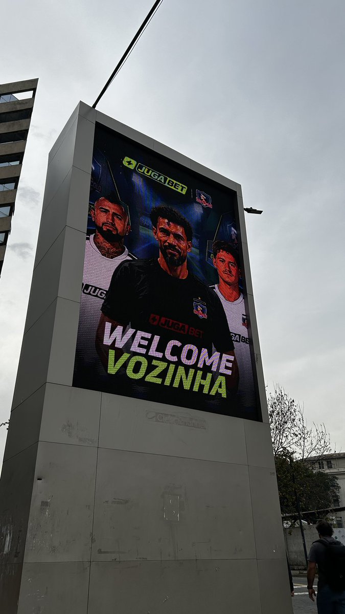 G4brielamatic4's tweet photo. Me encanta el contenido random de las pantallas publicitarias que rodean al costanera center, hace unos años había  uno de QEPD Charlie Watts, ahora este https://t.co/Vuem6vA2br
