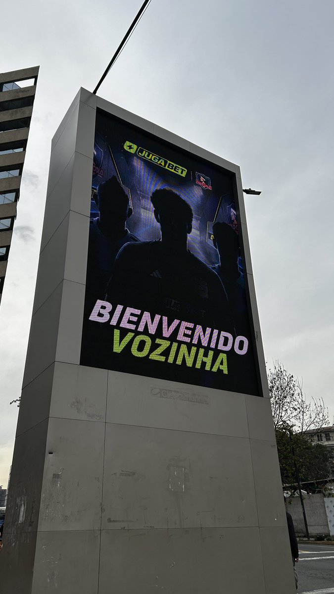 G4brielamatic4's tweet photo. Me encanta el contenido random de las pantallas publicitarias que rodean al costanera center, hace unos años había  uno de QEPD Charlie Watts, ahora este https://t.co/Vuem6vA2br