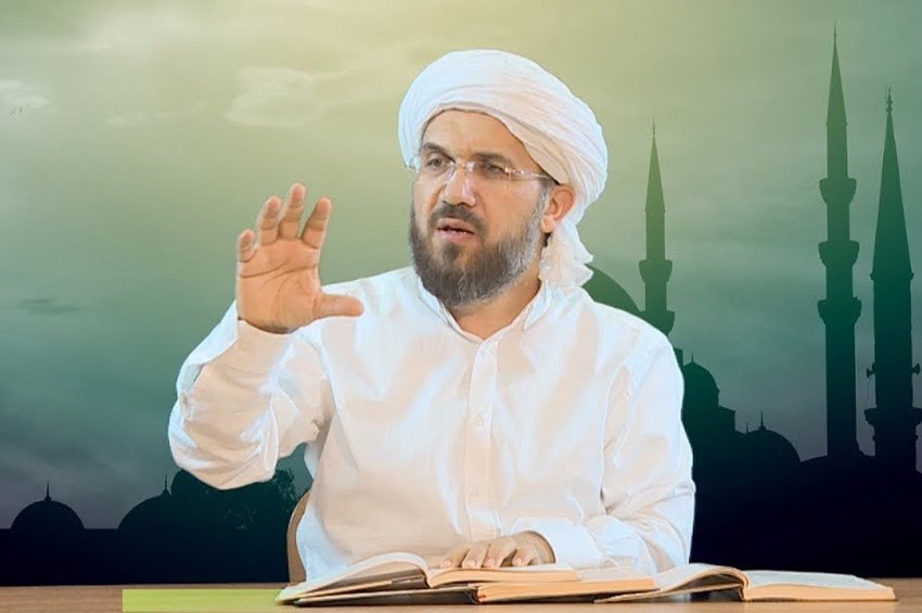 Kvva_K's tweet photo. İslamcı İhsan Şenocak:

"Neymiş, dört ayaklıymışız da iki ayak üstüne dikilmişiz. Kuyruğumuz varmış da kuyruğumuz körelmiş, her tarafımız kılla kaplıymış da kıllarımız dökülmüş,  beynimiz çalışmaya başlamış felan da.. Buna kargalar bile güler. Ateistler, bizi Allah'ın özene bezene yarattığı Eşrefi Mahlukat olan biz insanları maymunla eşit tutuyor. Şimdiki maymunlar neden insan olmuyor öyleyse?"