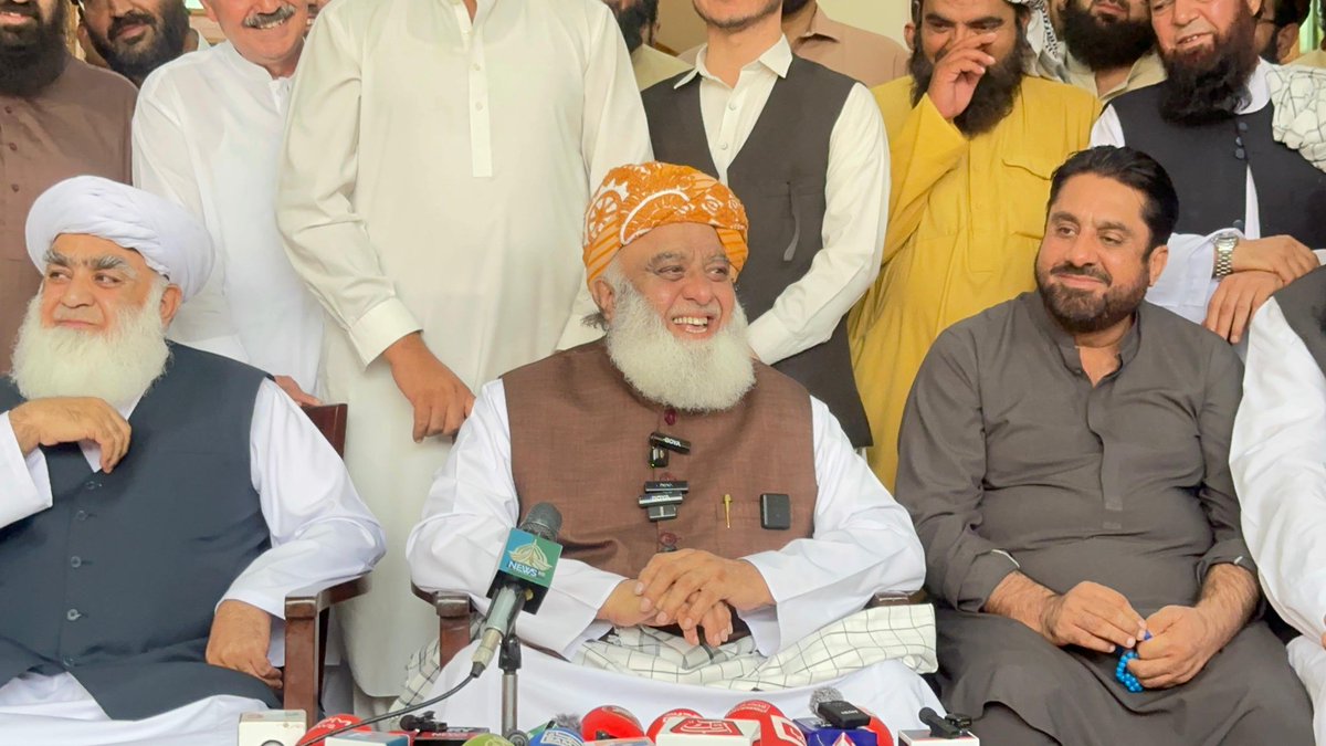 ArifWahab6's tweet photo. تازہ ترین مسکراہٹیں ❤
#MaulanaInQuetta
#صوبےنہیں_امن_دو
#عوامی_قوت_جمعیت
#آئین_کےمحافظ_مولانا
#نااہل_حکمران_مفلوج_نظام https://t.co/seLRSJLMUw