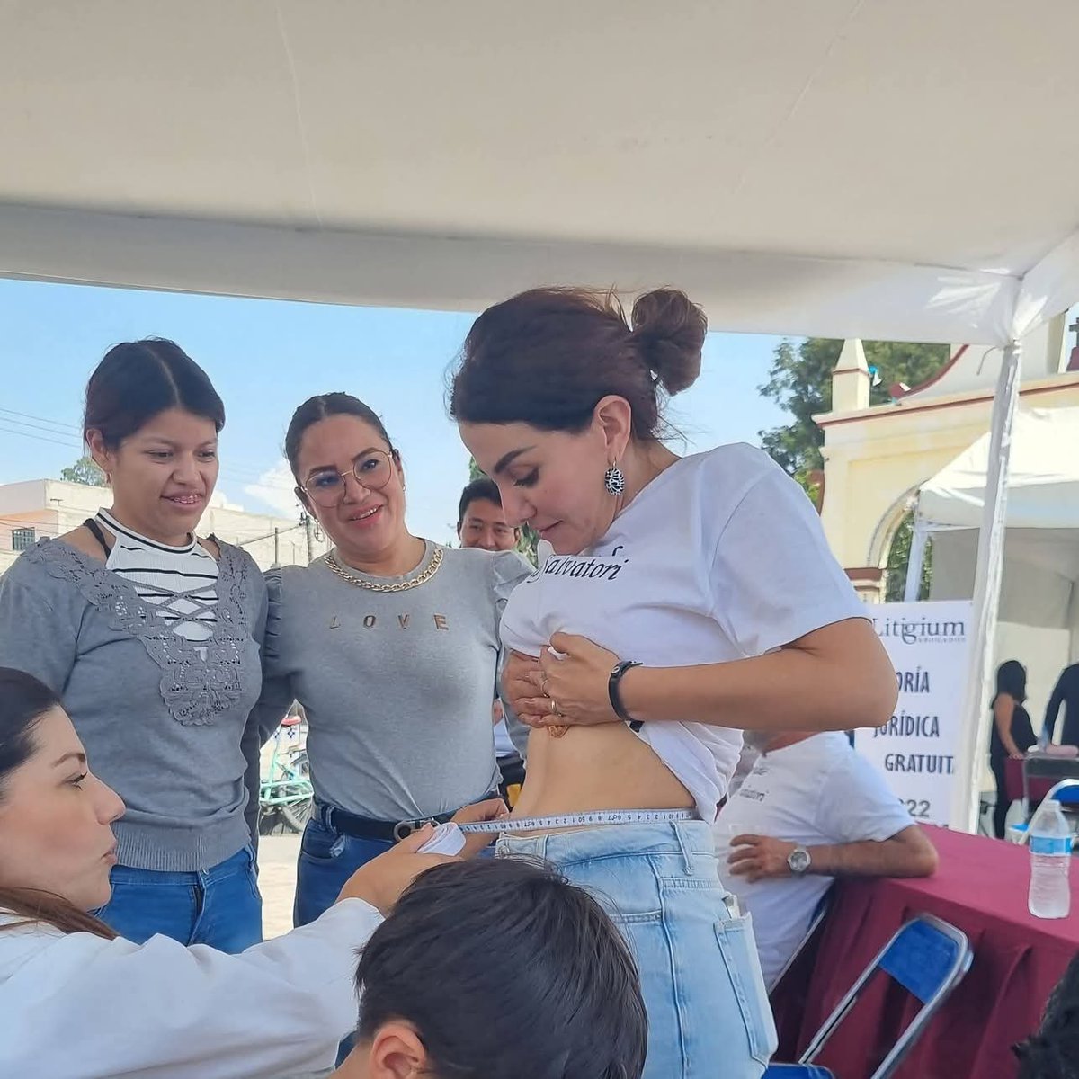 bon_miller's tweet photo. Firman petición para exigir la renuncia de Hilda Salvatori, hermana de @Naysalvatori que trabaja en el ISSSTEP. ‼️

Hilda cobra más de 80 mil pesos mensuales como nutrióloga. ¿Qué dirán los de la tercera edad q, según ella, "huelen a baúl y se están pudriendo"? 😎
@armentapuebla_ https://t.co/pN63WsULxX