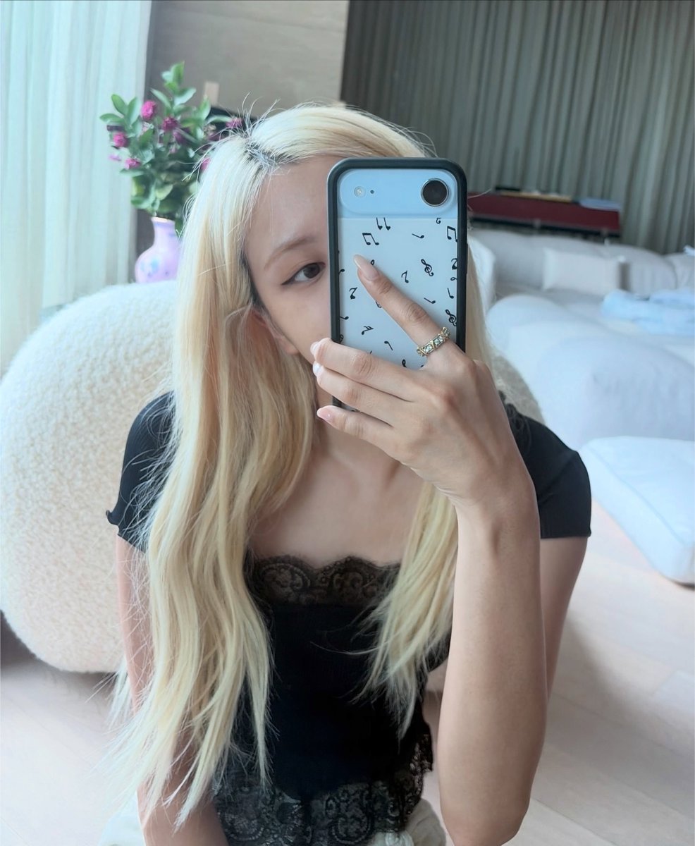 roseannepics's tweet photo. ROSÉ INSTAGRAM UPDATE https://t.co/xFWDDSfCuE