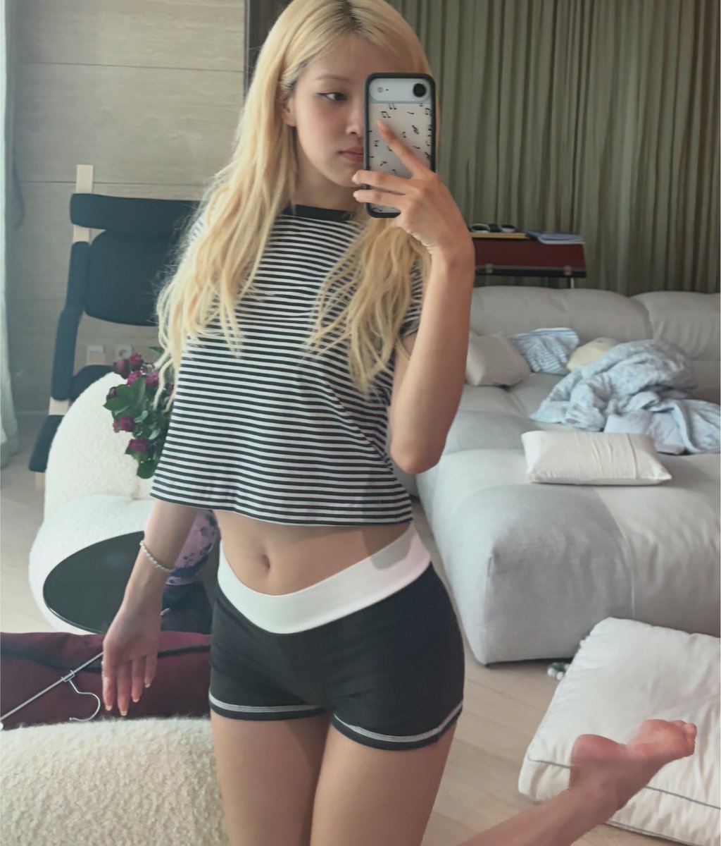 roseannepics's tweet photo. ROSÉ 😵‍💫 https://t.co/vcqEHX3fyn