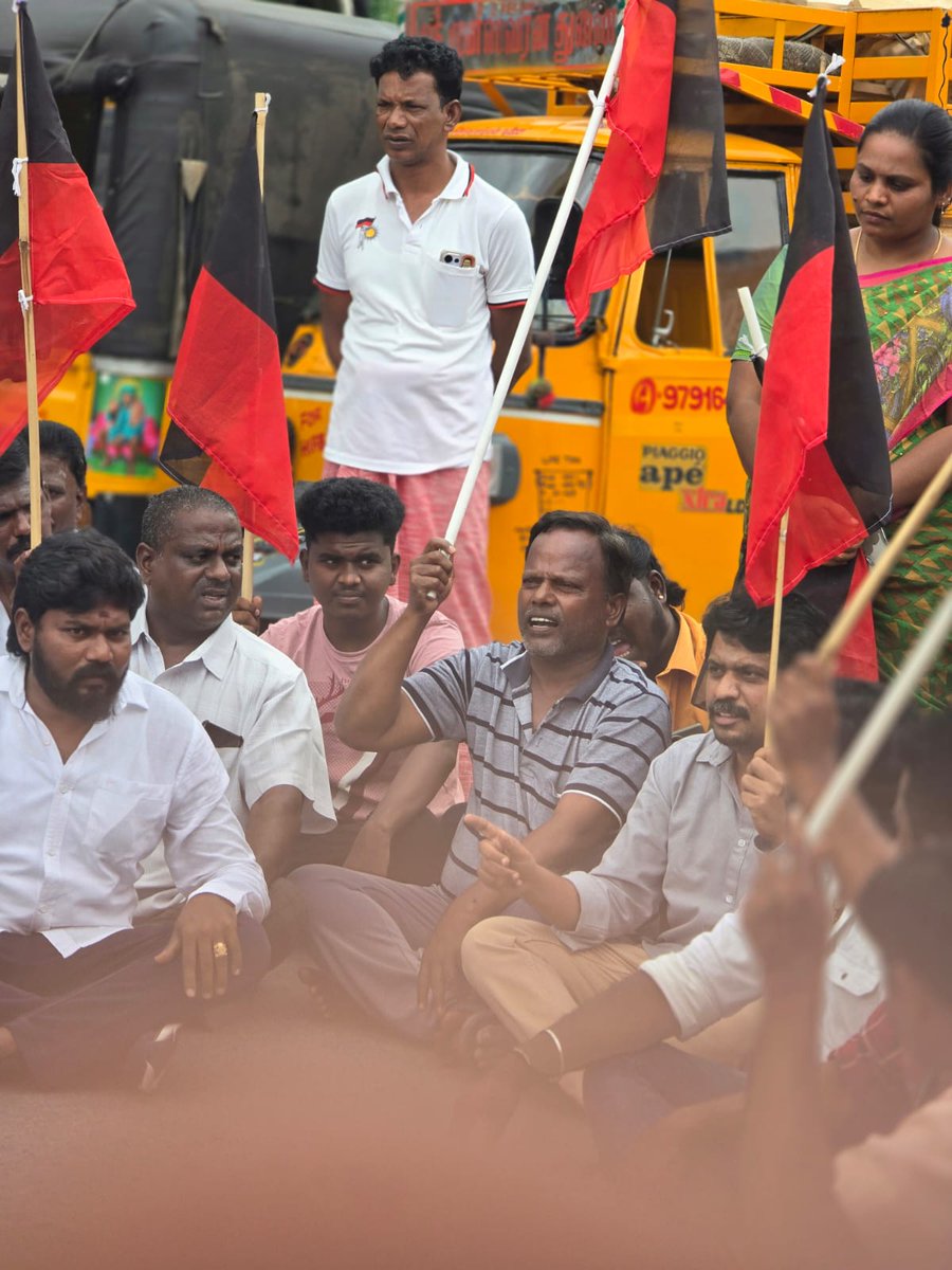 EaswarappanMLA's tweet photo. கழக @dmk_youthwing செயலாளர் - மாண்புமிகு எதிர்க்கட்சித் தலைவர் @Udhaystalin அவர்களின் மீதான அடக்குமுறை மற்றும் கைதினை கண்டித்து  ஆற்காடு அண்ணா சாலையில் கழக தோழர்களுடன் போராட்டத்தில் ஈடுபட்டோம். https://t.co/5q7lD9dctM