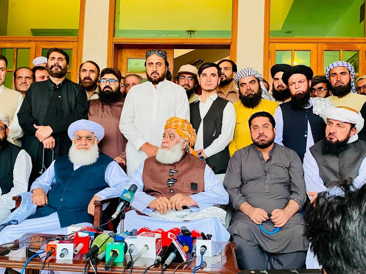 SamiSwati_'s tweet photo. صوبے بنانا بری بات نہیں، مگر سوال یہ ہے کہ کیا ملک اس کا متحمل ہوسکتا ہے؟ ملکی ساخت، قومی وحدت اور موجودہ حالات کو نظرانداز کرکے نئے صوبوں کے شوشے چھوڑنا مسائل کا حل نہیں۔ اصل ضرورت عوام کو امن، آئین اور مستحکم نظام دینے کی ہے۔

قائد جمعیت حضرت مولانا فضل الرحمٰن کی کوئٹہ میں پریس کانفرنس

#MaulanaInQuetta #صوبےنہیں_امن_دو #عوامی_قوت_جمعیت #آئین_کےمحافظ_مولانا #نااہل_حکمران_مفلوج_نظام