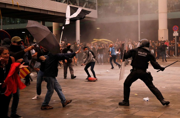 Me_As_Ali's tweet photo. @hispano_studies This is yours. What's your point ? Police brutality exists everywhere.
That cop who threw the rock should and will be punished. https://t.co/ayygdCqvCG