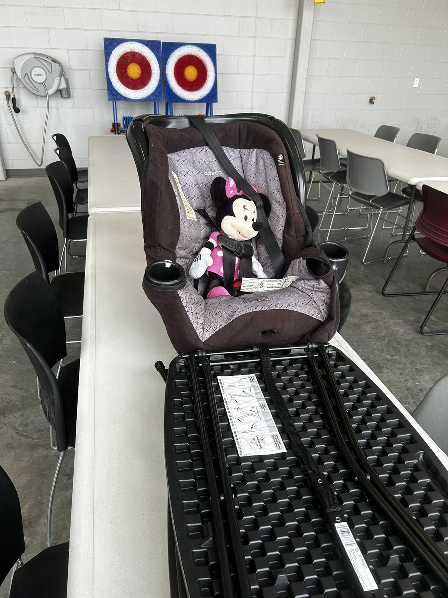 KensanUC's tweet photo. Minnie Mouse at the sheriffs office for some reason https://t.co/S1diovJTmN