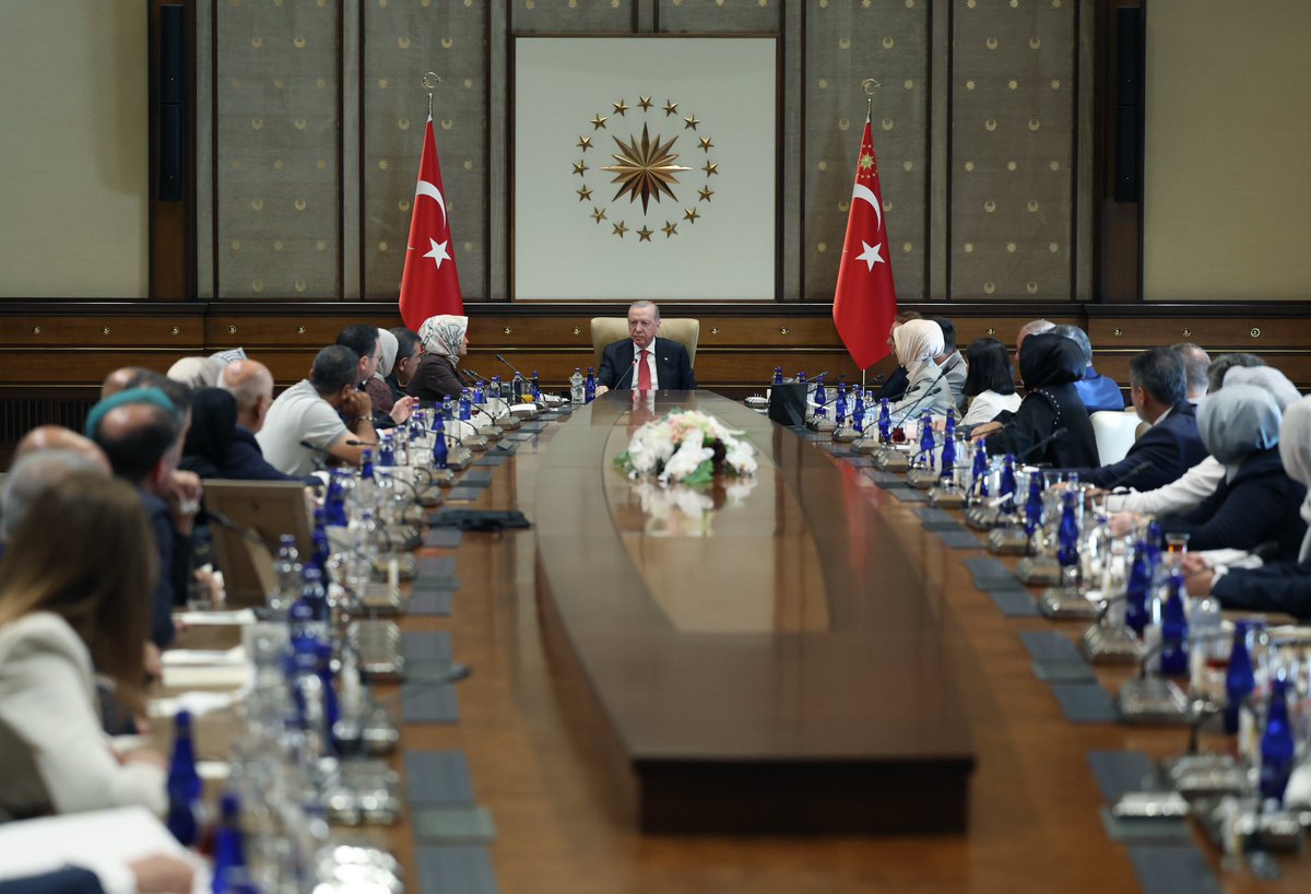 tcbestepe's tweet photo. Cumhurbaşkanımız Sayın @RTErdogan, 15 Nisan 2026 tarihinde Kahramanmaraş'ta gerçekleştirilen okul saldırısında hayatını kaybeden öğrencilerin ailelerini Cumhurbaşkanlığı Külliyesinde kabul etti. https://t.co/7R3y6jYu8l