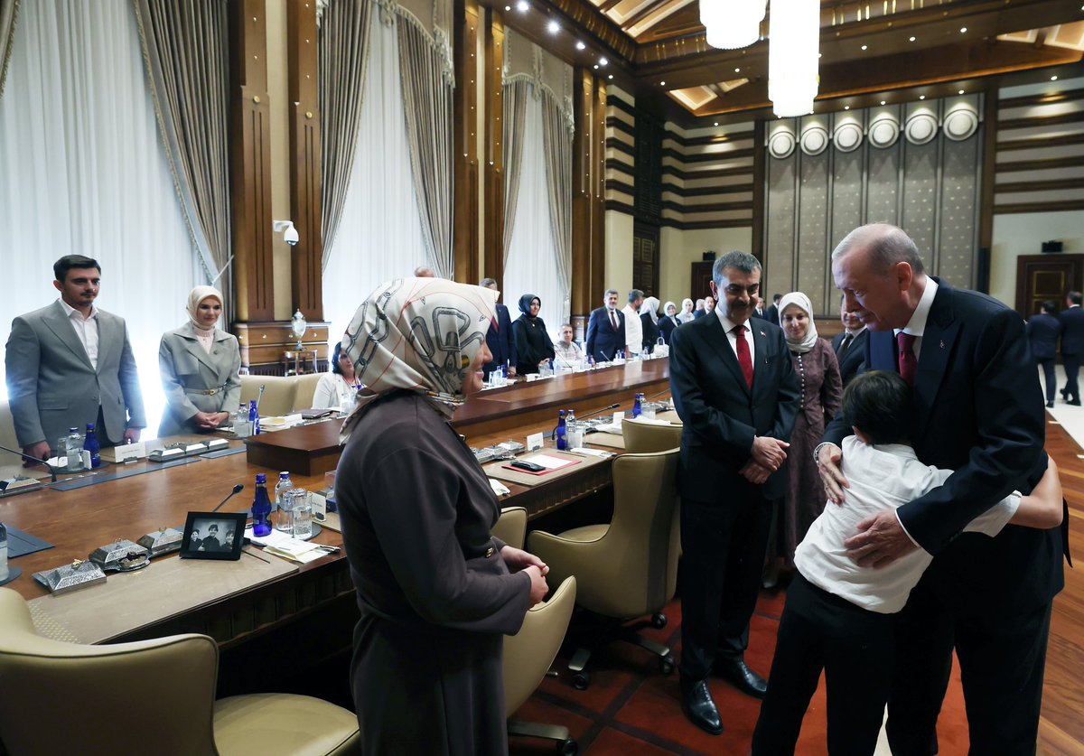 tcbestepe's tweet photo. Cumhurbaşkanımız Sayın @RTErdogan, 15 Nisan 2026 tarihinde Kahramanmaraş'ta gerçekleştirilen okul saldırısında hayatını kaybeden öğrencilerin ailelerini Cumhurbaşkanlığı Külliyesinde kabul etti. https://t.co/7R3y6jYu8l