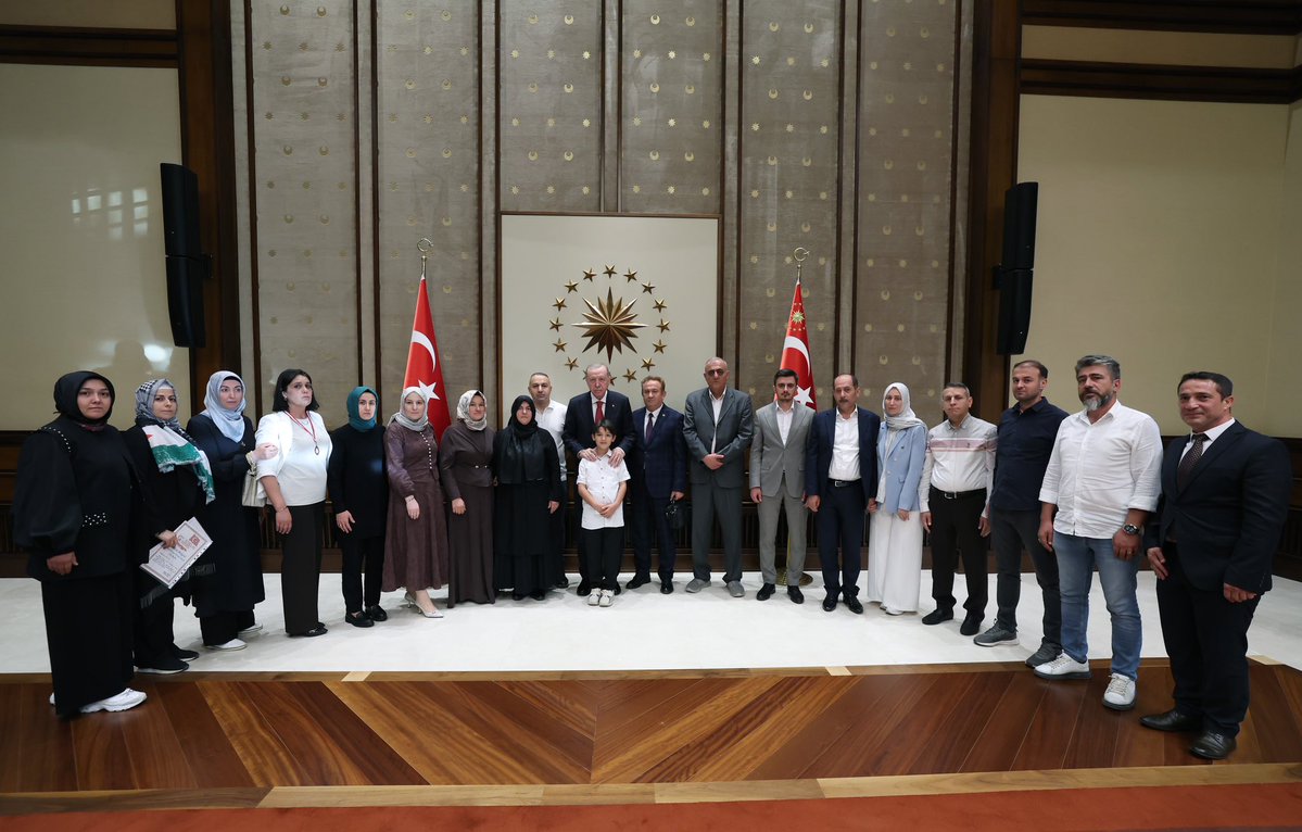 tcbestepe's tweet photo. Cumhurbaşkanımız Sayın @RTErdogan, 15 Nisan 2026 tarihinde Kahramanmaraş'ta gerçekleştirilen okul saldırısında hayatını kaybeden öğrencilerin ailelerini Cumhurbaşkanlığı Külliyesinde kabul etti. https://t.co/7R3y6jYu8l