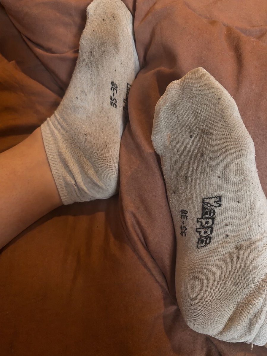 finqueen05's tweet photo. 🧦KONKURS NA ZUŻYTE SKARPETKI🧦

Witajcie pieski, moja armia osiągnęła liczbę 500 wiernych, oddanych i zapatrzonych we mnie kundli, zgodnie z obietnicą mam dla was do rozlosowania moje przepiękne i przepocone skarpetki! Zachęcam do wzięcia udziału, zasady są bardzo proste i są wypisane poniżej, dodatkowo od teraz macie możliwość zostawienia kilku komentarzy co będzie skutkować większą ilością miejssc z waszym nickiem na kole fortuny, limit to 2 komentarze, zbyt szybko taka okazja się nie powtórzy, bierzcie się do roboty i grzecznie RT oraz komentujcie!👠🐶💸

RT + like + komentarz = wzięcie udziału w losowaniu

Dodatkowo im więcej komentarzy tym większa szansa na wygraną, limit 2 komentarze

Zwycięzca może być tylko jeden, zostanie on wybrany 9 sierpnia o godzine 20:00, powodzenia napalone kundle!