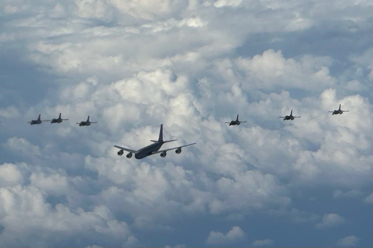 FAArgentinas's tweet photo. 🇦🇷🇩🇰🇺🇸 |  La segunda tanda de F-16 para la Fuerza Aérea Argentina, cada vez más cerca 💪🇦🇷🇩🇰🇺🇸

En el día de hoy Vocería Presidencial confirmó que la Fuerza Aérea Argentina recibirá, durante la segunda quincena de septiembre, la segunda tanda de seis cazas F-16 Fighting Falcon.

Se trata de dos aeronaves biplazas F-16BM y cuatro monoplazas F-16AM, que se sumarán a los primeros seis incorporados al país en diciembre.

Las seis aeronaves realizarán escalas técnicas en España y Brasil antes de arribar a la Argentina. Durante el cruce del Atlántico contarán con el apoyo de aviones cisterna KC-135 Stratotanker de la Fuerza Aérea de Estados Unidos, encargados de efectuar el reabastecimiento en vuelo necesario para completar la travesía, tal como ocurrió con la entrega de las primeras seis aeronaves.

Fuente Vocería Presidencial

@JMilei 
@TGCarlosPresti 
@MinDefensa_Ar 
@FuerzaAerea_Arg 
@LockheedMartin 
@F16argentina 
@pldocmd 
@EmbajadaEEUUarg 
@forsvaretdk 
@ARGinUSA 
@pabloquirno 
@topaces 
@Voceria_Ar