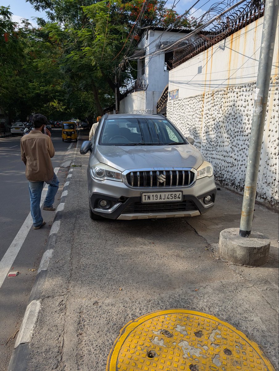 VijylAnty's tweet photo. @chennaicorp @ChennaiTraffic @CMOTamilnadu @chennaipolice_ பட்டுலோஸ் ரோடு,சென்னை.நடை பாதையில் நிற்கும் வண்டிகளை அகற்றுங்கள்.உங்கள் வேலையை செய்ய நான் சொன்னால்தான் செய்யவேண்டுமென்று இல்லை,மக்கள் கட்டும் வரிப்பணத்தில் சம்பாதிக்கும் உங்களுக்கு தானாக தெரிய வேண்டும் இதுஉங்கள் கடமைஎன்று https://t.co/E2JSaqFPxI