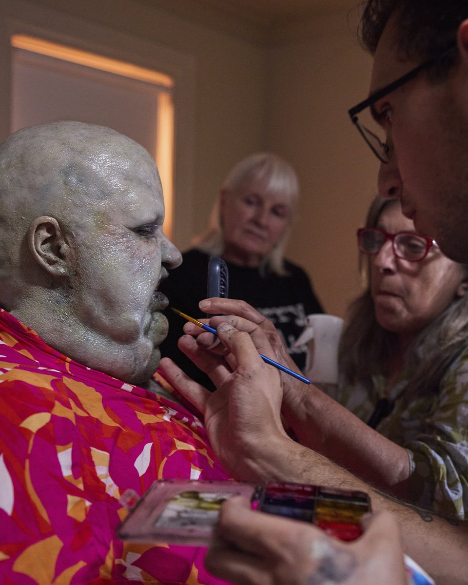 DiamondFilmsMex's tweet photo. Antes del terror en pantalla, existe un equipo creando cada detalle. 🩸🎬
Un vistazo al maquillaje y efectos prácticos de #Insaciable. https://t.co/gGWz4VIhok
