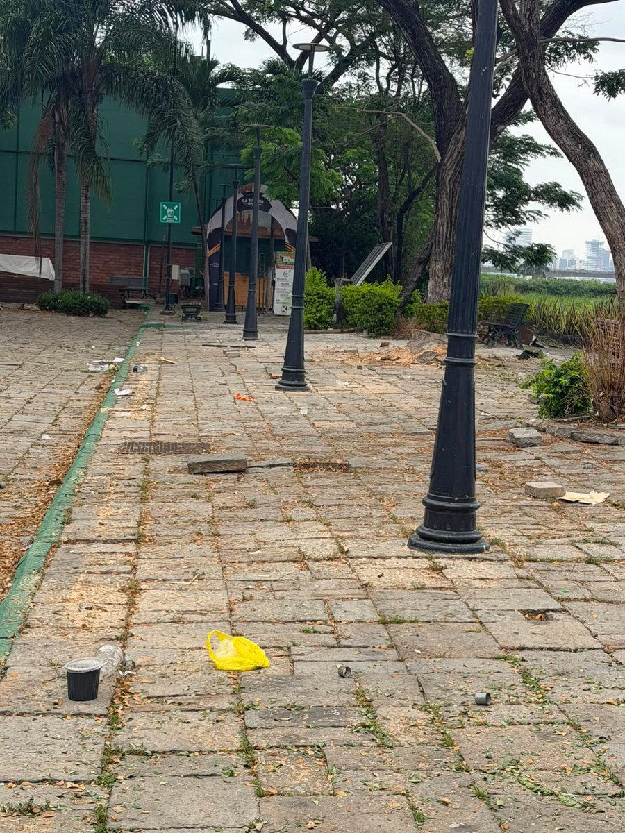 samboalerta's tweet photo. El Parque Histórico totalmente descuidado. La alcaldía de Yunez prometió mejorarlo y este es el resultado: basura, descuido, abandono… Ah, pero gastar medio millón en la estación fluvial para beneficiar al hotel del parque, para eso si hay $$… https://t.co/x1HwJwX4xD
