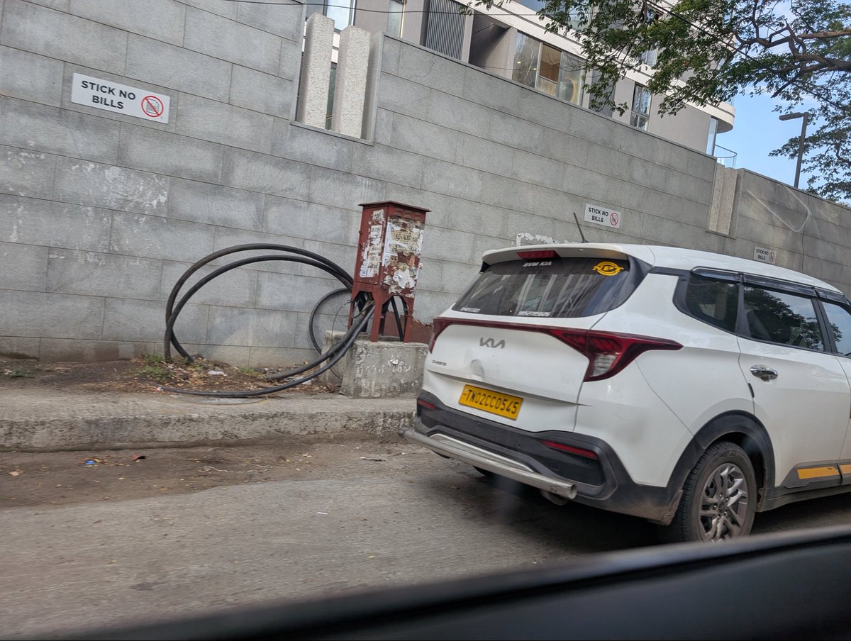 VijylAnty's tweet photo. @chennaicorp @chennaipolice_ @ChennaiTraffic @CMOTamilnadu பைவ் பர்லோங் ரோடு,சென்னை.நோ பார்க்கிங் இடத்தில் நிற்கும் வண்டிகளை அகற்றுங்கள்.உங்கள் வேலையை செய்ய நான் சொன்னால்தான் செய்ய வேண்டுமென்று இல்லை, மக்கள் கட்டும் வரிப்பணத்தில் சம்பாதிக்கும் உங்களுக்கு தானாக தெரிய வேண்டும் https://t.co/rpHeloEpEt