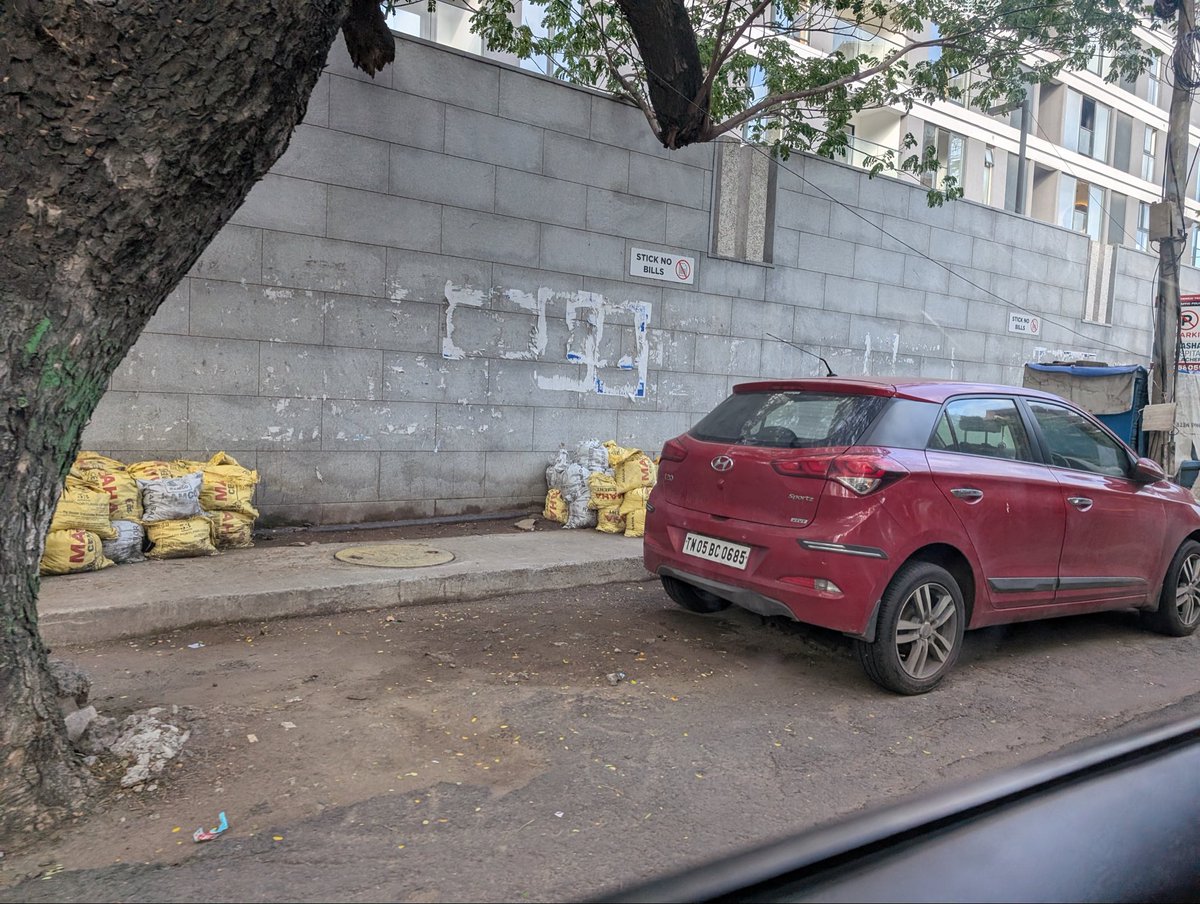 VijylAnty's tweet photo. @chennaicorp @chennaipolice_ @ChennaiTraffic @CMOTamilnadu பைவ் பர்லோங் ரோடு,சென்னை.நோ பார்க்கிங் இடத்தில் நிற்கும் வண்டிகளை அகற்றுங்கள்.உங்கள் வேலையை செய்ய நான் சொன்னால்தான் செய்ய வேண்டுமென்று இல்லை, மக்கள் கட்டும் வரிப்பணத்தில் சம்பாதிக்கும் உங்களுக்கு தானாக தெரிய வேண்டும் https://t.co/rpHeloEpEt