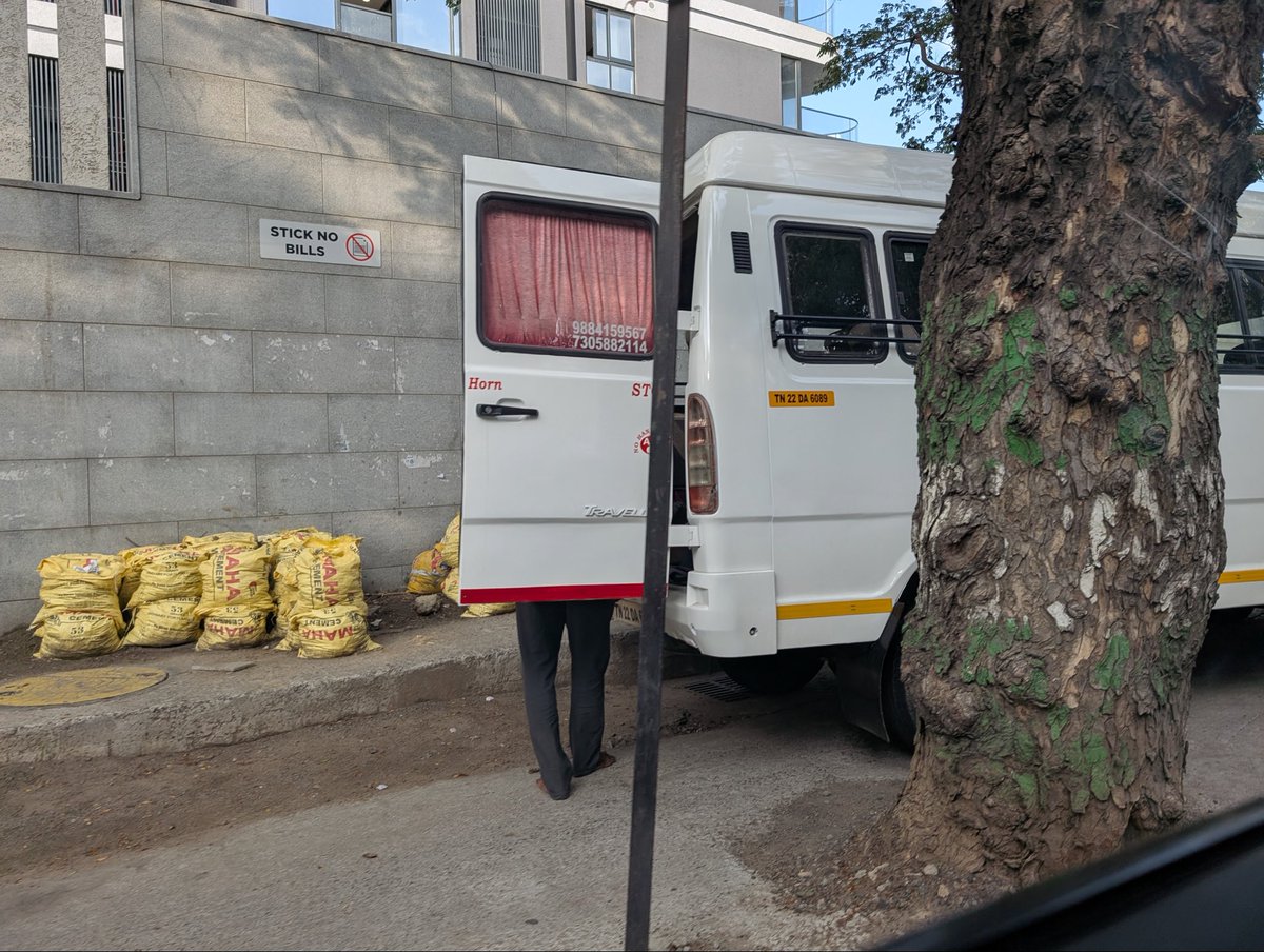 VijylAnty's tweet photo. @chennaicorp @chennaipolice_ @ChennaiTraffic @CMOTamilnadu பைவ் பர்லோங் ரோடு,சென்னை.நோ பார்க்கிங் இடத்தில் நிற்கும் வண்டிகளை அகற்றுங்கள்.உங்கள் வேலையை செய்ய நான் சொன்னால்தான் செய்ய வேண்டுமென்று இல்லை, மக்கள் கட்டும் வரிப்பணத்தில் சம்பாதிக்கும் உங்களுக்கு தானாக தெரிய வேண்டும் https://t.co/rpHeloEpEt