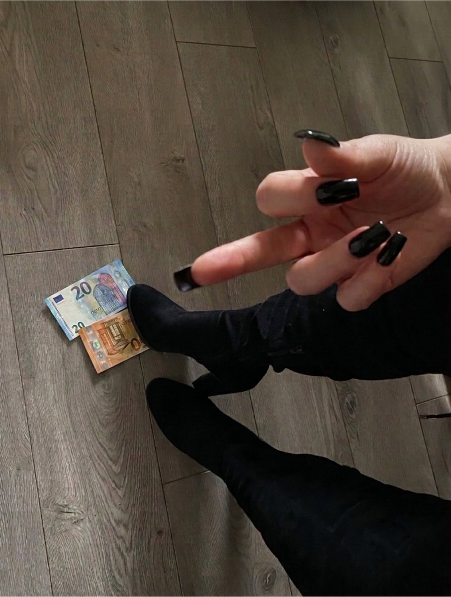 goddessqueensNL's tweet photo. Jij denkt dat je speciaal bent? Onthoud je bent gewoon de zoveelste anonieme loser in onze DM. Gedraag je naar je stand.🧎#findoms #paypig #latenightdrain #findomnl #goddessduo #paytotalk https://t.co/sXxuNbcqh6