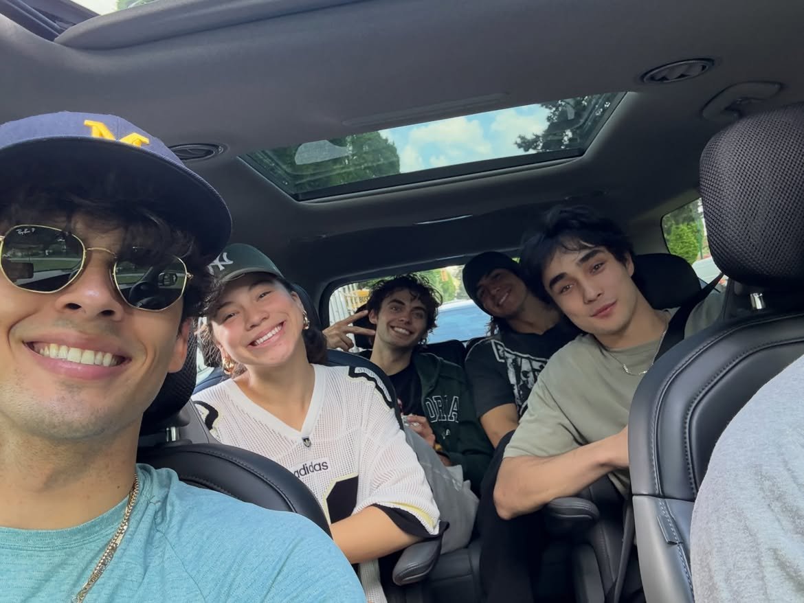tremblayybr's tweet photo. LINDOS! Novas/antigas fotos de Brendon Tremblay com o elenco de Descendants: Wicked Wonderland na época de gravação. 

Via: @/alexandrobyrd - feed https://t.co/Q2TWX2n8qt