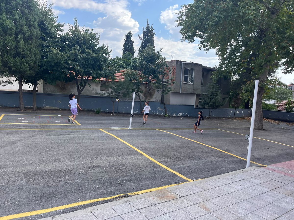 Ergeneio1's tweet photo. Ergene İlkokulu’nda Yaz Okulu Voleybol Kursu Başladı

Ergene İlkokulu’nda 2026 Yaz Okulu kapsamında düzenlenen Voleybol Kursu, 4 Ağustos 2026 Salı günü öğrencilerin yoğun ilgisiyle başladı.

@mktrky 
@Alireisoglu34 https://t.co/GOQswP8aj2