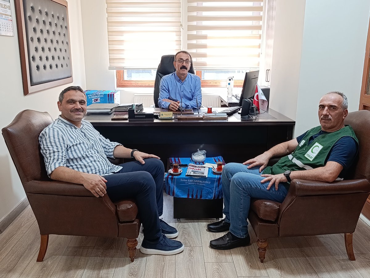 izzetkeles61's tweet photo. @1920yesilay Of İlçe Temsilciliği olarak Kurumsal ziyaretler kapsamında Of Belediyesi Mali Hizmetler Müdürü Mehmet Çelik ve Yazı İşleri Müdürü Kenan Akçebe'yi ziyaret ederek Yeşilay ve YEDAM çalışmaları hakkında bilgi vererek, destekleri için teşekkür ettik.@Yesilay_Trabzon https://t.co/LM7dwQyFA5