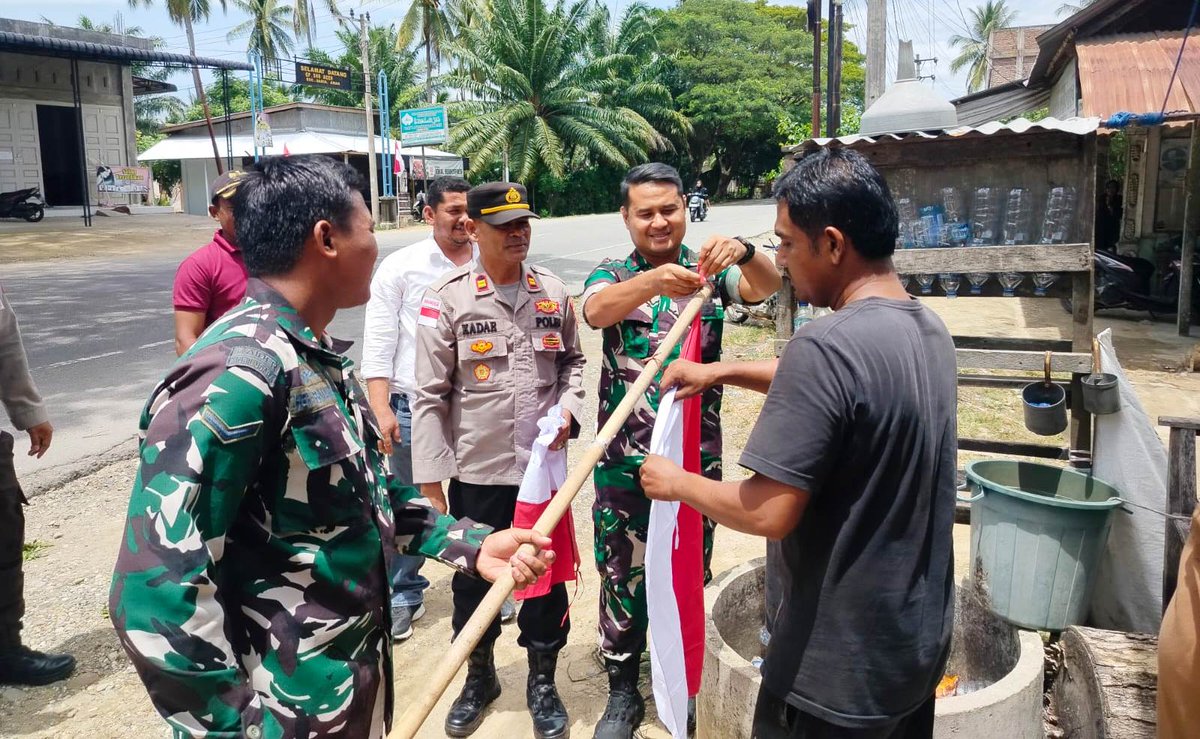 polresatim's tweet photo. Muspika Darul Aman Bersinergi Sambut HUT RI Ke-81 Lewat Gerakan Pembagian Bendera Merah Putih

"Bendera Merah Putih bukan sekadar simbol negara, tetapi juga pengingat atas perjuangan dan pengorbanan para pendiri bangsa."
@DivHumas_Polri 
@bidhumasaceh 
https://t.co/wLTdHDVCuA https://t.co/QAfMM9gNUO